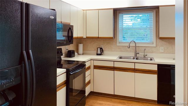 5229 Regimental Banner Drive, Grand Blanc, MI 48439