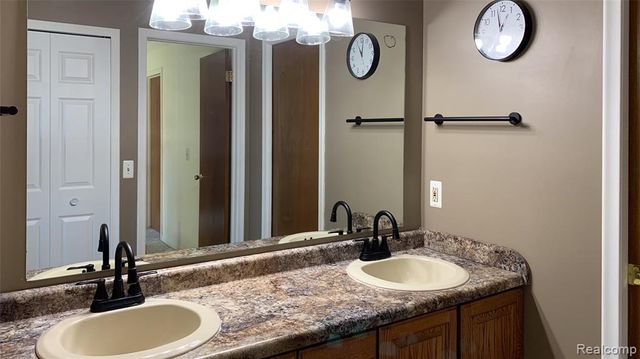 5229 Regimental Banner Drive, Grand Blanc, MI 48439