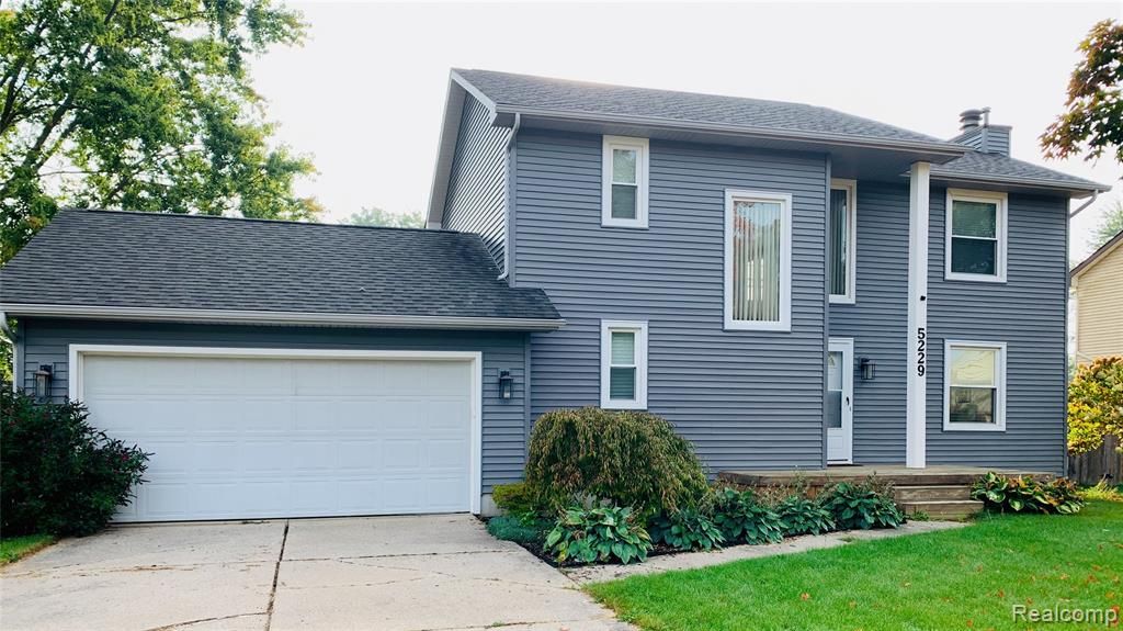 5229 Regimental Banner Drive, Grand Blanc, MI 48439