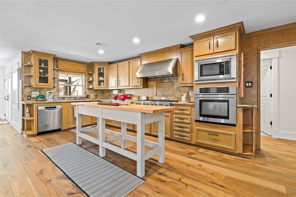 3902 Colquitt Street, Houston, TX 77027