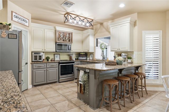 202 Augusta Dr, Portland, TX 78374