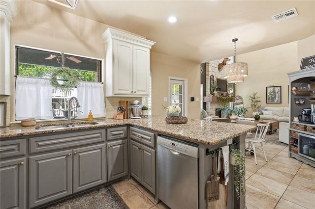 202 Augusta Dr, Portland, TX 78374
