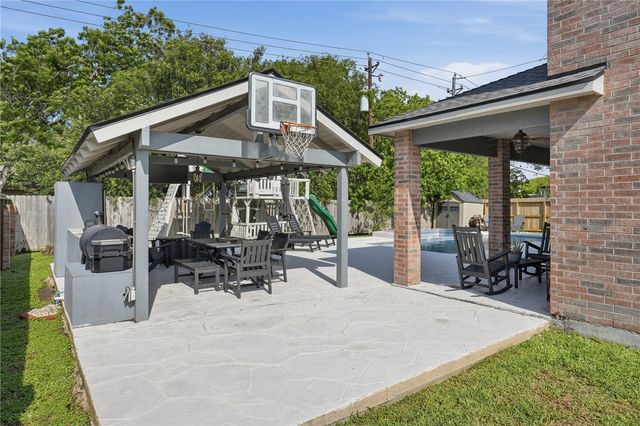 202 Augusta Dr, Portland, TX 78374