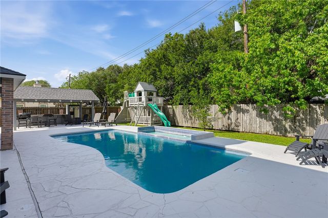 202 Augusta Dr, Portland, TX 78374