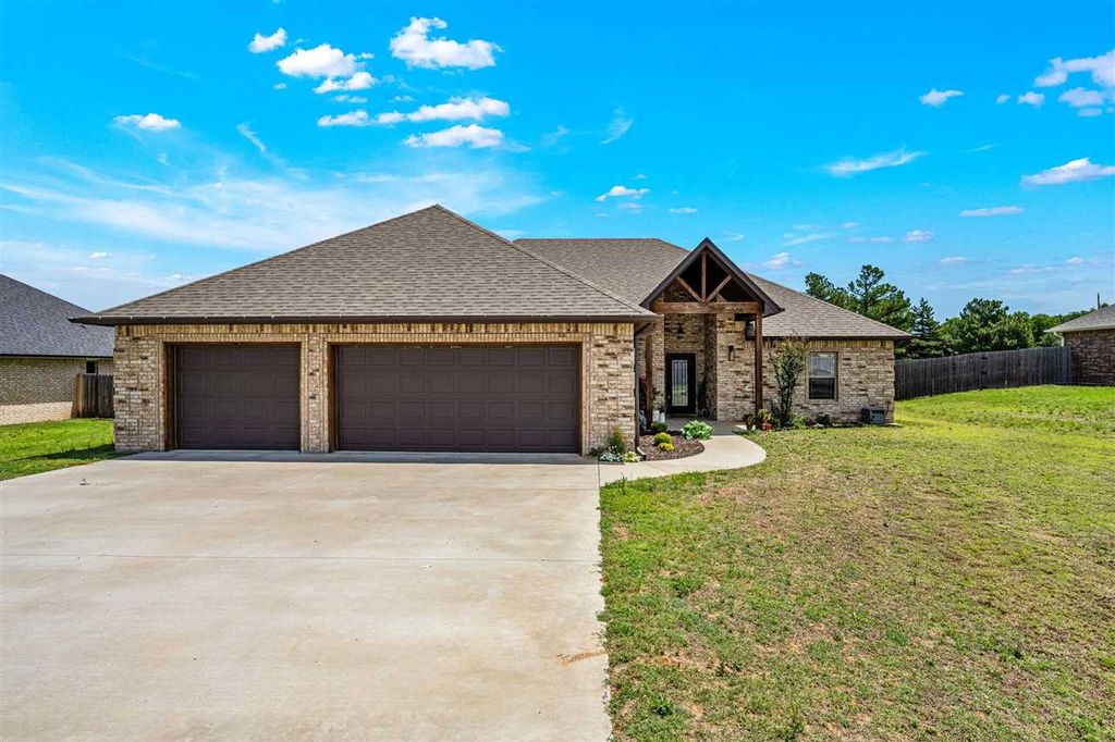 1022 Skyridge Dr, Elgin, OK 73538