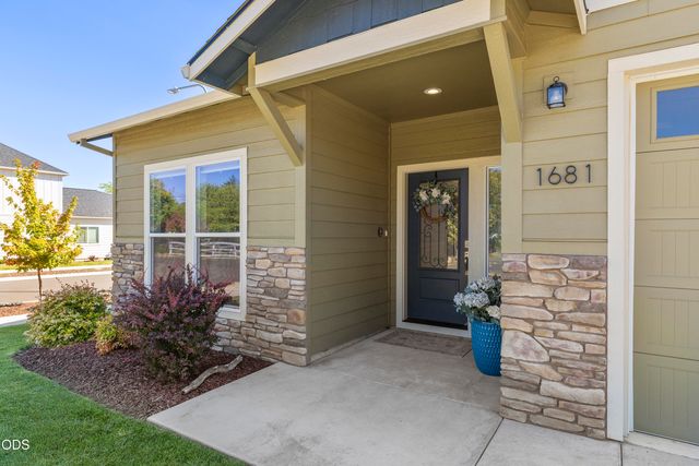 1681 Thomas Road, Medford, OR 97501