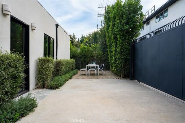 4935 Agnes Avenue, Valley Village, CA 91607