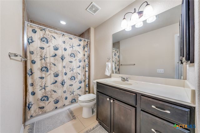 153 Lark Hill Road, Floresville, TX 78114