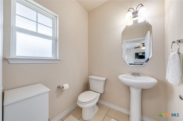 153 Lark Hill Road, Floresville, TX 78114