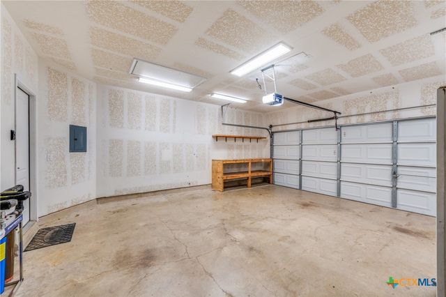 153 Lark Hill Road, Floresville, TX 78114