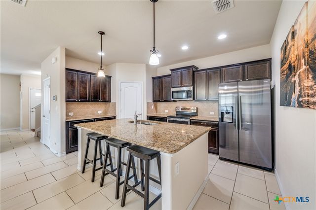 153 Lark Hill Road, Floresville, TX 78114