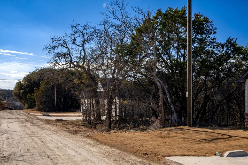 5816 Barkridge Drive, Granbury, TX 76048