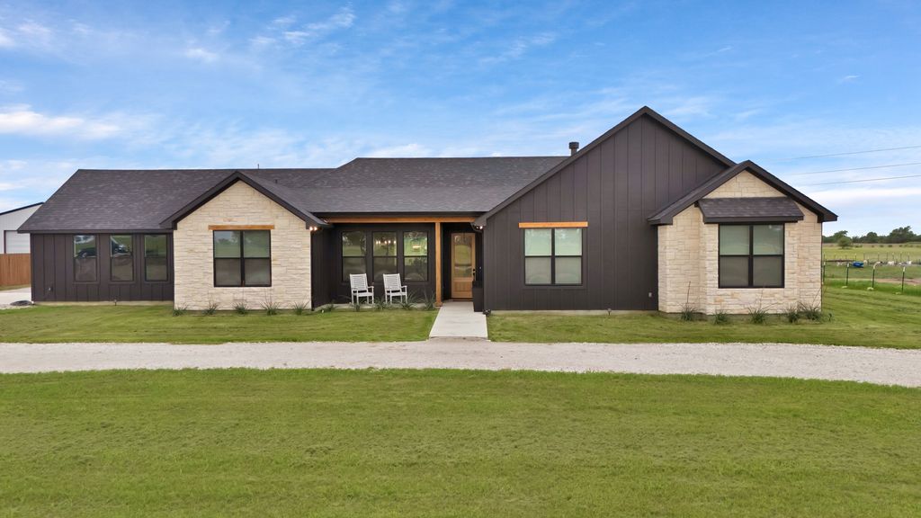 664 County Road 379, Decatur, TX 76234
