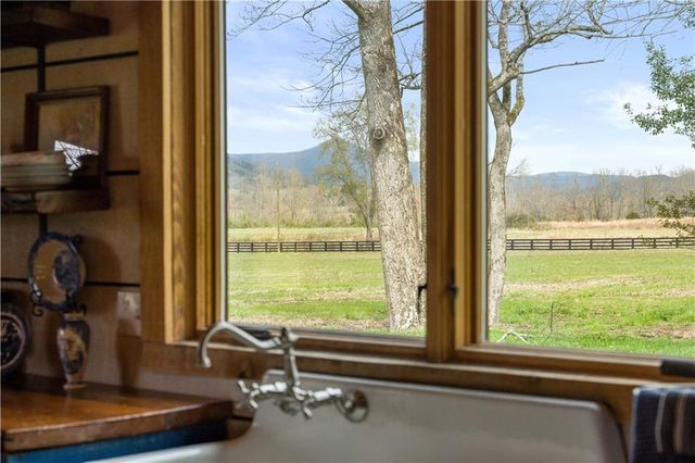 605 Lynch Mountain Rd, Sautee Nacoochee, GA 30571