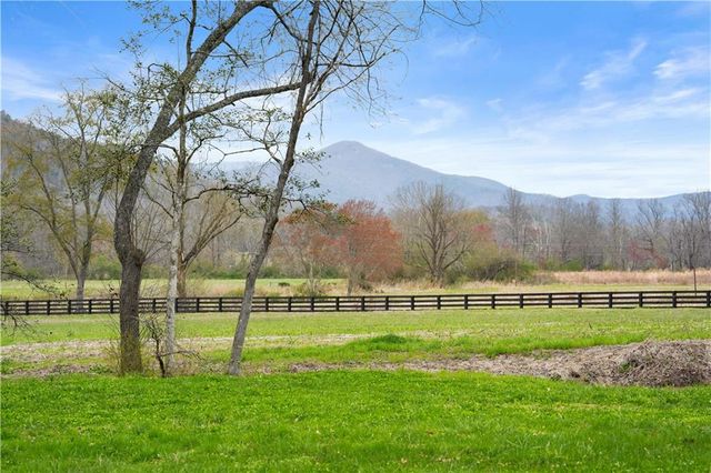 605 Lynch Mountain Rd, Sautee Nacoochee, GA 30571
