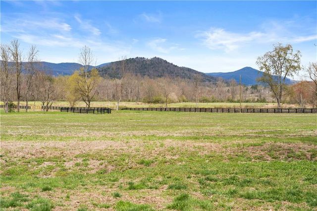 605 Lynch Mountain Rd, Sautee Nacoochee, GA 30571