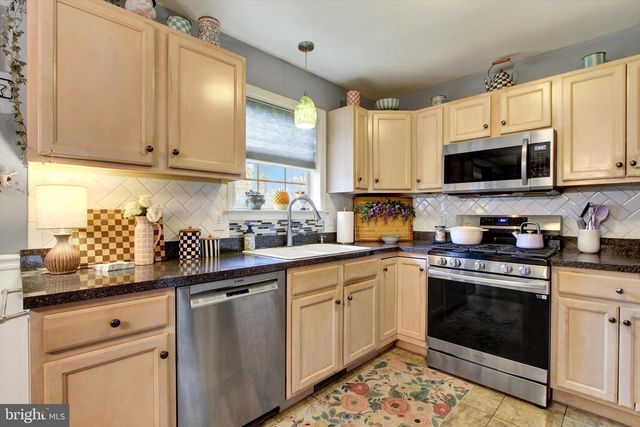 4032 JULES LN, Dover, PA 17315