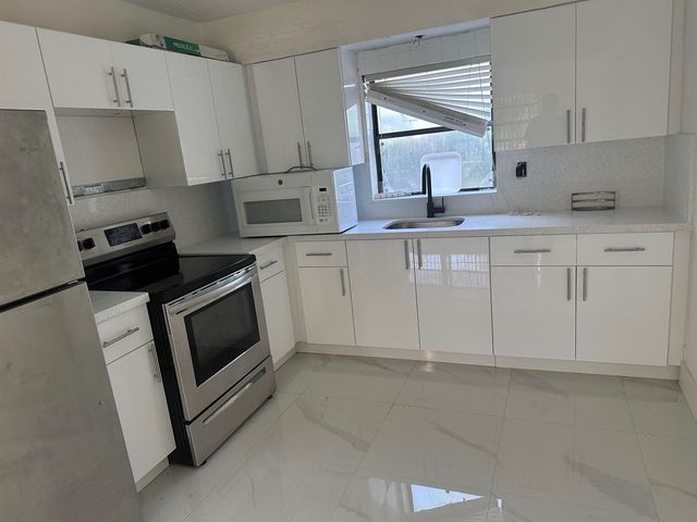6128 SW 40th Street E, Miramar, FL 33023