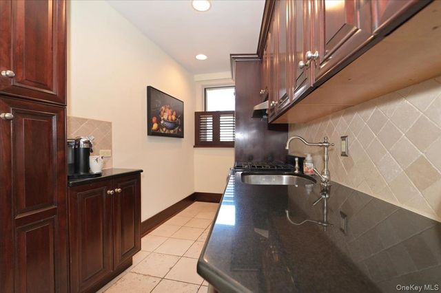 8 BARSTOW Road 7-C, Great Neck, NY 11021