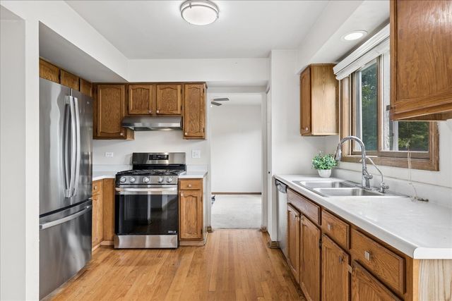 1436 Bridgedale Road, Crystal Lake, IL 60014