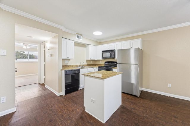 300 Pecore Street 19, Houston, TX 77009