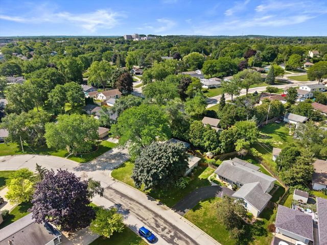 N85W18195 Lawrence AVENUE, Menomonee Falls, WI 53051