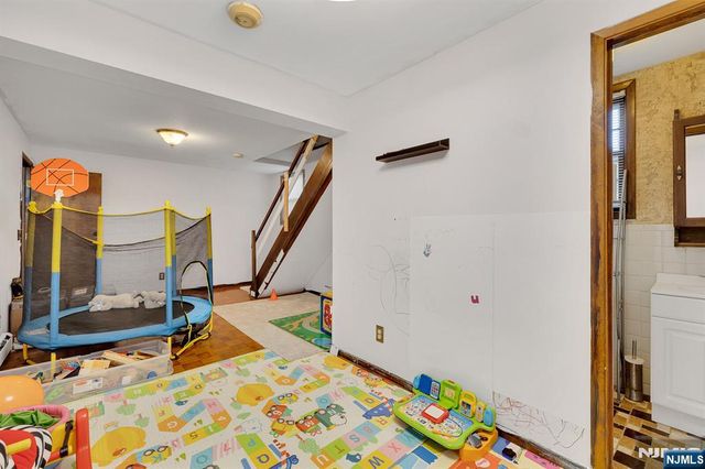31 Marginal Road, Rutherford, NJ 07070