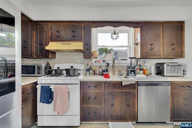 31 Marginal Road, Rutherford, NJ 07070