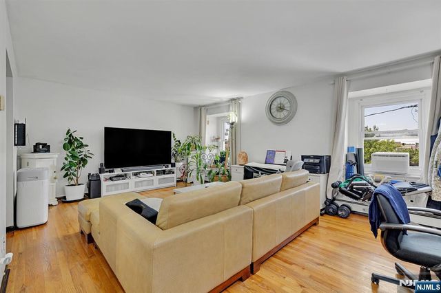 31 Marginal Road, Rutherford, NJ 07070