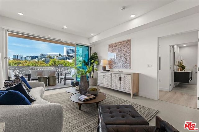 1257 N Sweetzer Avenue 301, West Hollywood, CA 90069