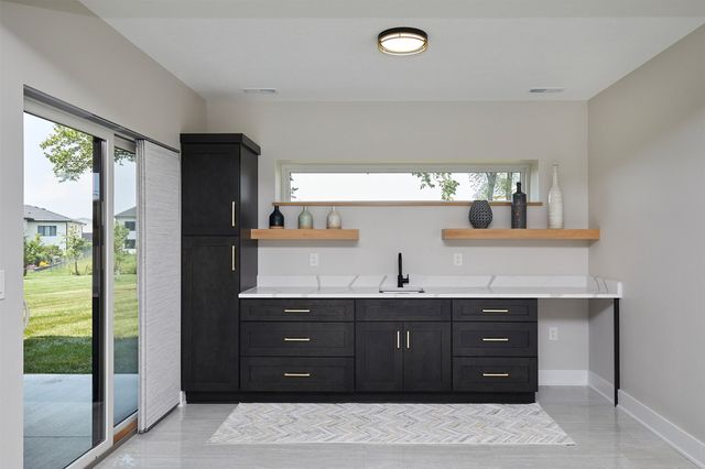 5016 150th Street, Urbandale, IA 50323