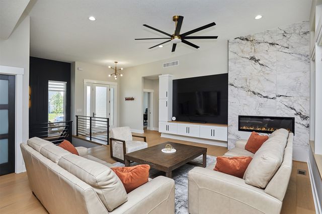 5016 150th Street, Urbandale, IA 50323