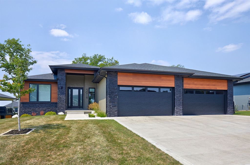 5016 150th Street, Urbandale, IA 50323