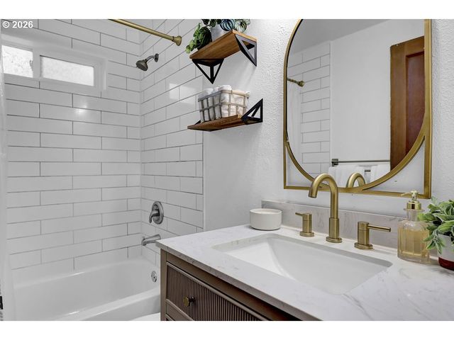 2045 W 18TH Ave, Eugene, OR 97402