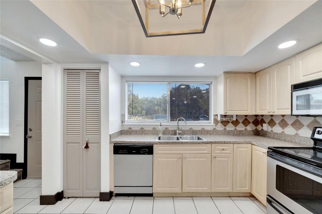 6301 NEWTOWN CIRCLE 1A4, Tampa, FL 33615