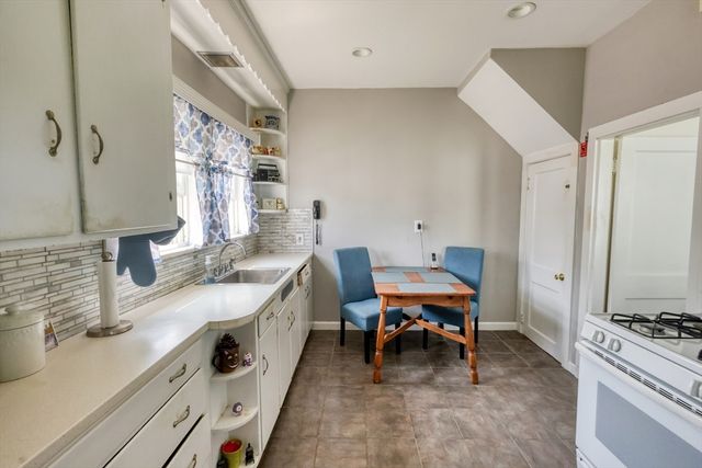 18 Grayson St, Boston, MA 02124