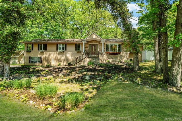 5 Valerie Court, Yaphank, NY 11980