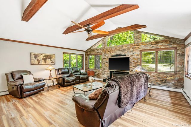 5 Valerie Court, Yaphank, NY 11980