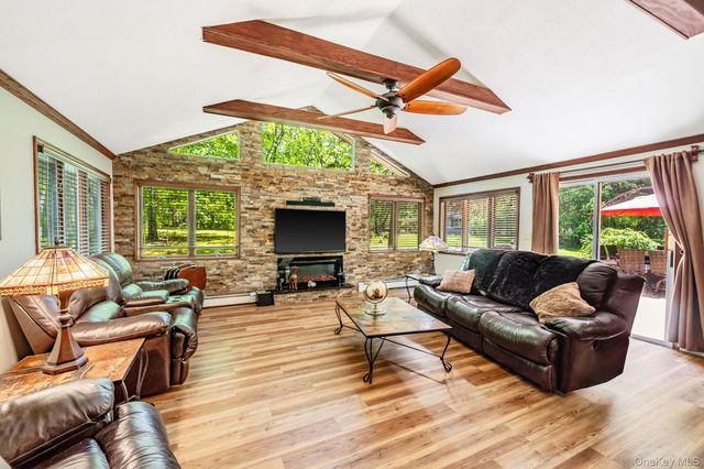 5 Valerie Court, Yaphank, NY 11980