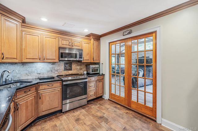 5 Valerie Court, Yaphank, NY 11980