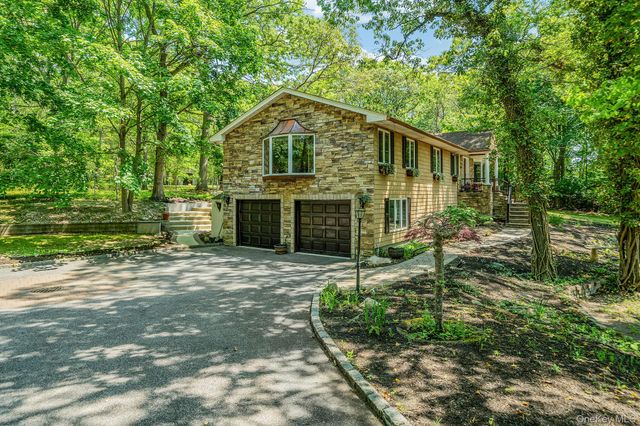 5 Valerie Court, Yaphank, NY 11980
