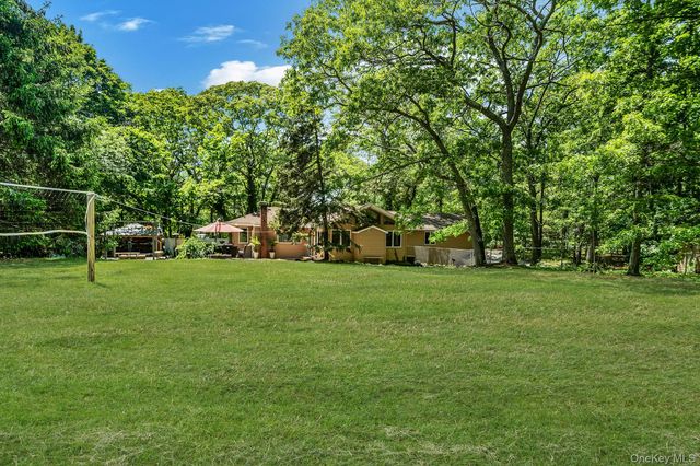 5 Valerie Court, Yaphank, NY 11980