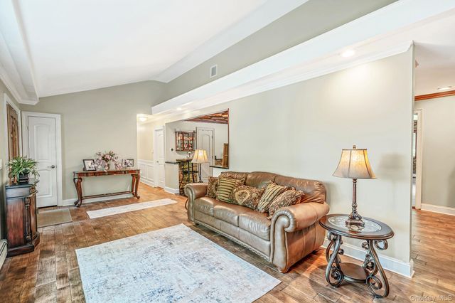 5 Valerie Court, Yaphank, NY 11980