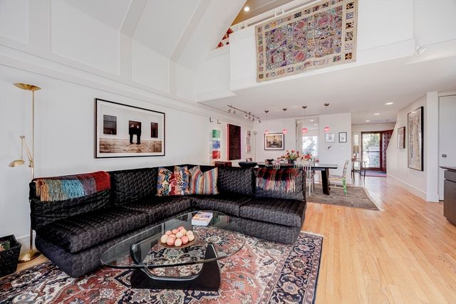 277 Nahanton St 277, Newton, MA 02459