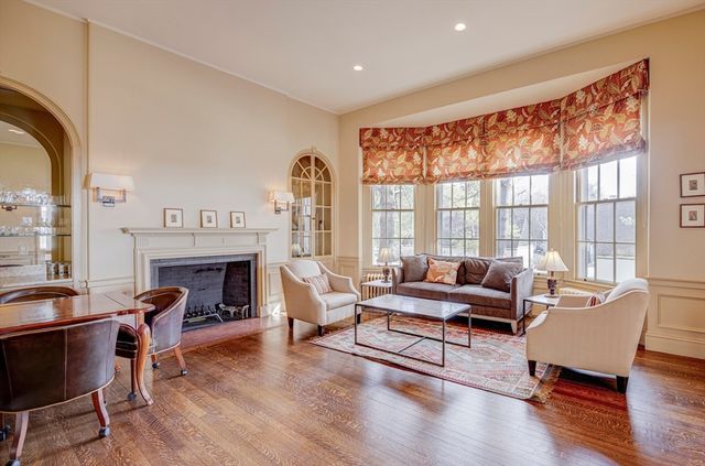 277 Nahanton St 277, Newton, MA 02459