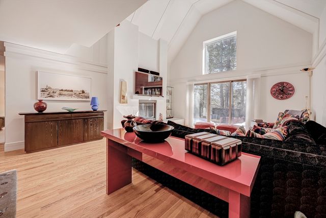 277 Nahanton St 277, Newton, MA 02459