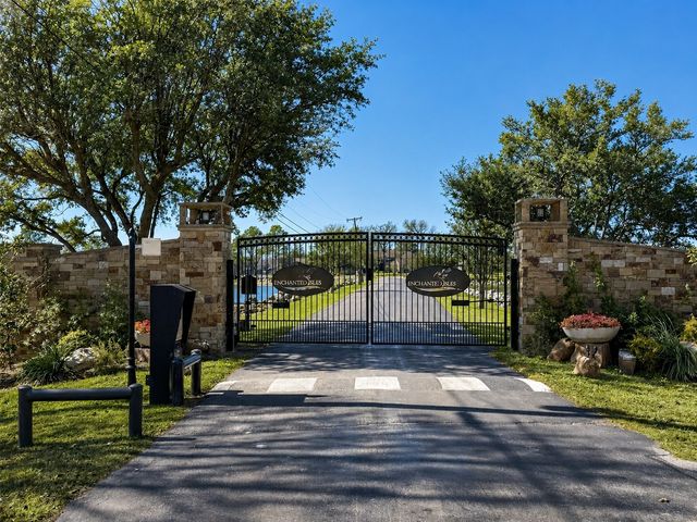 102 Enchanted Isles Circle, Mabank, TX 75156
