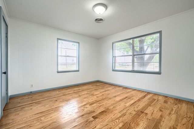 1802 Refinery Road, Gainesville, TX 76240