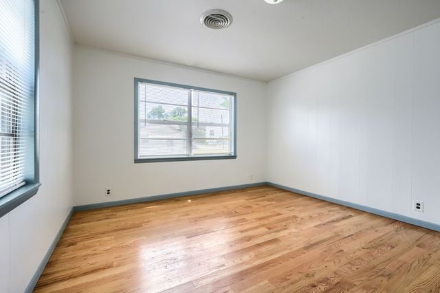 1802 Refinery Road, Gainesville, TX 76240