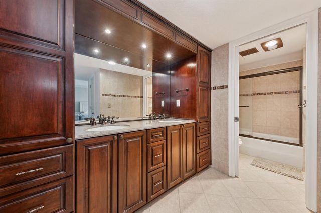 2400 Presidential Way 1006, West Palm Beach, FL 33401